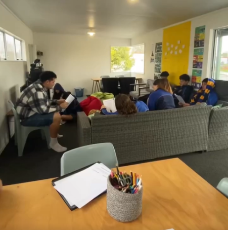 Hogan Hynes 2 Hogan teaching Ngaruru session